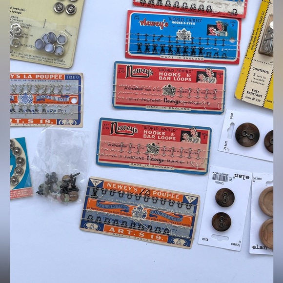 Lot of vintage sewing supplies, hooks, buttons more - Picture 2 of 11